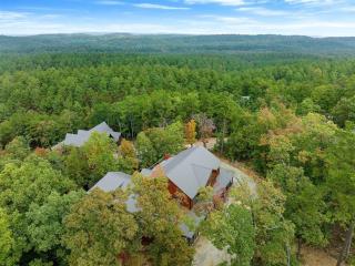 Reclaiming My Time - a Luxury Cabin Experience - Broken Bow - 6