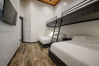 Reclaiming My Time - a Luxury Cabin Experience - 4