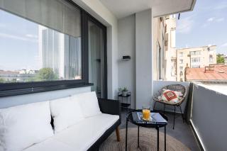 2BR Gem with Breathtaking Views & Balcony Bliss - Boekarest - 9