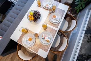 2BR Gem with Breathtaking Views & Balcony Bliss - Boekarest - 2