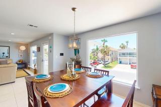 Momo’s Beach House - 3