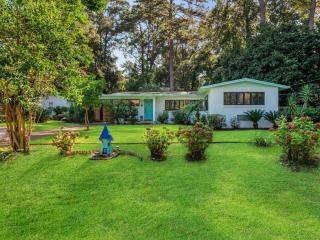 Artsy Oasis w Pool, Tree House, Cottage, Pet -YES - 9