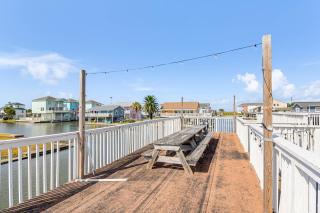 1 Mi to Jamaica Beach Gem with Waterfront Decks - 9