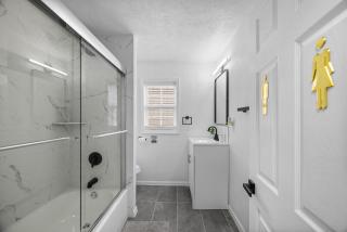 Bloomfield Pittsburgh B Stylish and Cozy Private Bedroom, Shared Bathroom, with Free Parking - 4