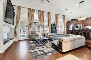 Tropical 4BR Oasis with Pool and Jacuzzi Near Strip - 8