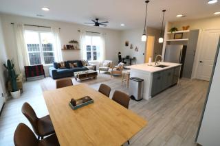 2 Western Homes 6 King Beds - 8