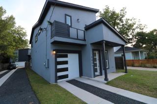 2 Western Homes 6 King Beds - 2