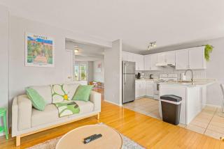 Cozy 3 Bedroom House in Hidden Hills - Calgary - 3