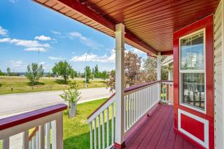 Cozy 3 Bedroom House in Hidden Hills - Calgary - 1