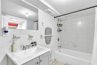 Cozy Private Room in Shared Space NYC Light Rail - 6