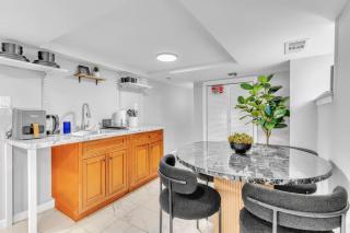 Cozy Private Room in Shared Space NYC Light Rail BSMT A - 6