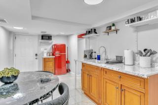 Cozy Private Room in Shared Space NYC Light Rail BSMT A - 3