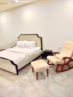 Spacious 2-Bedroom Apartment with Modern Amenities - Islamabad - 4