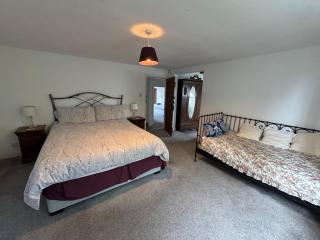 The Farmhouse at Nettle Hill - Coventry - 3