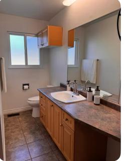 A cozy home, centrally located with free parking - Delta - 6