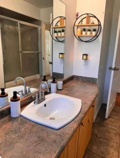 A cozy home, centrally located with free parking - Delta - 3
