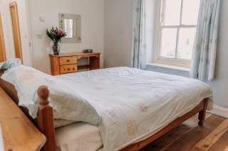 Spacious Farmhouse Retreat with Hot Tub, sleeps 12 - - 8