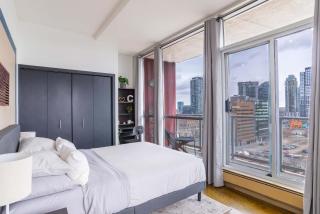 Modern Beltline Escape Sky-High Views DT Views - Calgary - 4