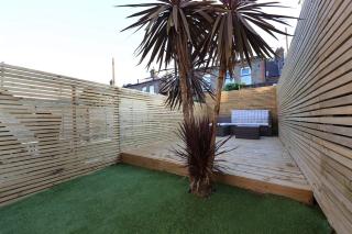 Newly refurbished 2 br apartment with a beautiful garden - 2