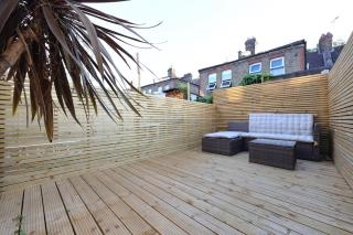 Newly refurbished 2 br apartment with a beautiful garden - 4