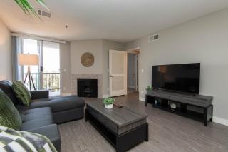 Stylish 2BR Apt with Rooftop Pool & Hollywood Views - 7