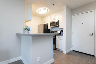 Stylish 2BR Apt with Rooftop Pool & Hollywood Views - 4
