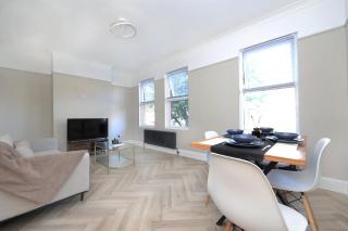 Newly refurbished 2 br apartment with a beautiful garden - 6