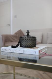 Newly refurbished 2 br apartment with a beautiful garden - London - 8