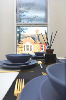 Newly refurbished 2 br apartment with a beautiful garden - 9