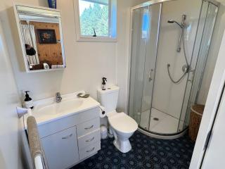 Cosy Aotea Harbour Cottage - water views - 4