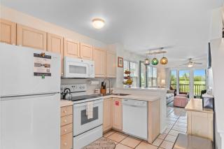 Coral Breeze by AvantStay Close to Beach w Balcony Shared Pool Month Long Stays Only - Stock Island - 8