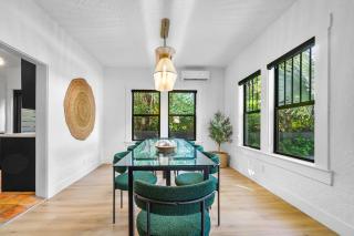 Hacienda Flamingo Unit 1 - Spacious Designer Flat with Sunroom & Style - 6