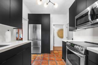 Hacienda Flamingo Unit 1 - Spacious Designer Flat with Sunroom & Style - 3