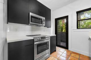 Hacienda Flamingo Unit 1 - Spacious Designer Flat with Sunroom & Style - 4