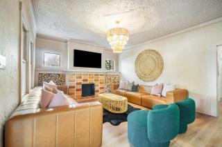 Hacienda Flamingo Unit 1 - Spacious Designer Flat with Sunroom & Style - 1