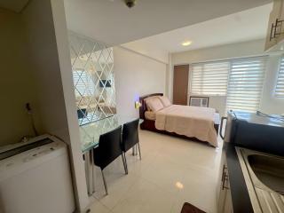 Elegant Suite with Balcony l Free wifi and netflix I Across NAIA T3 Airport - 1