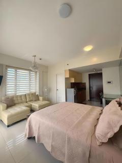Elegant Unit with Balcony and Pool View l Free wifi and netflix I Across NAIA T3 - Manille - 5