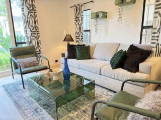 Modern 2-BR with 6 beds and Sofa bed in Miracle Mile Longwood - 1