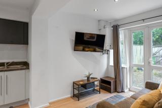 4-Bed House for Contractors, Groups, Families, WiFi, Parking, SmartTV, Sleeps 8, Near Wigan Pier - 4