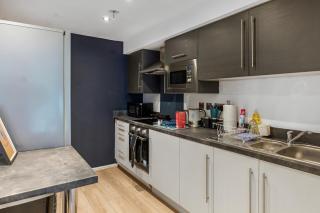 4-Bed House for Contractors, Groups, Families, WiFi, Parking, SmartTV, Sleeps 8, Near Wigan Pier - 3