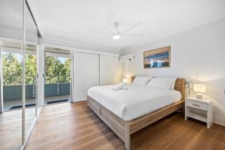 Stylish 4-Bed Townhouse with Panoramic Ocean Views - Brisbane - 8