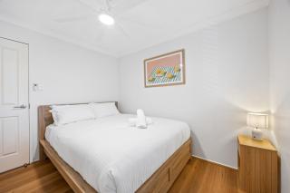 Stylish 4-Bed Townhouse with Panoramic Ocean Views - Brisbane - 1