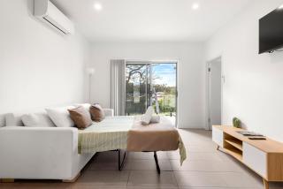 Modern 2 Bed Apartment - 6 Min walk to beach - 3