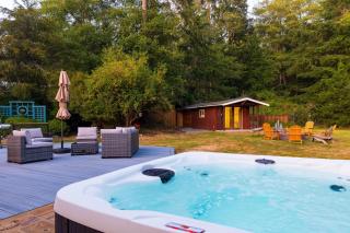 Lodge Trails Hot Tub Walk to Cornet Bay - La Conner - 9