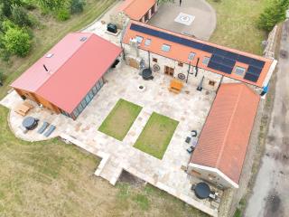 Luxury Home, The Residence - Sleeps 10 with Hot Tubs & Scenic Views - Willington - 9