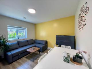 Garden Suite 2-Bed 1-Bath can be Interconnected with additional Suite - New Westminster - 2