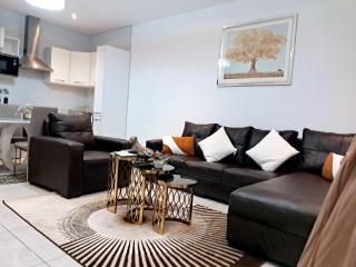Elegant & Luxury Gem-5 Star Location -Pools Gym! - Accra - 1