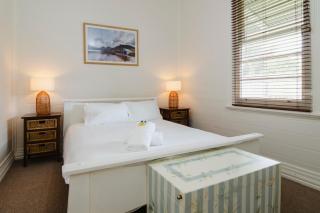 Clifftop Cottage at The Portsea Camp - 3