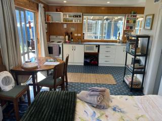 Cosy Aotea Harbour Cottage - water views - 7