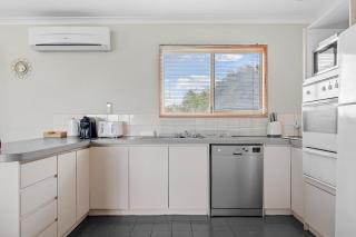 Spacious Beach Retreat 4BR 2BA Coastal Escape in Binningup - Binningup - 2